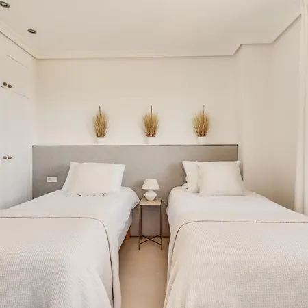 公寓 Renovated - With Sea View!