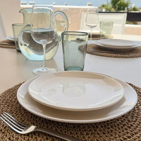 Renovated - With Sea View! 公寓 *